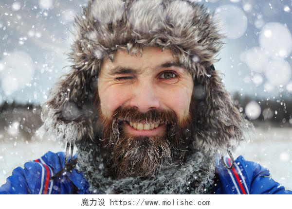在冬天的帽子眨眼有胡子的人面带笑容的肖像